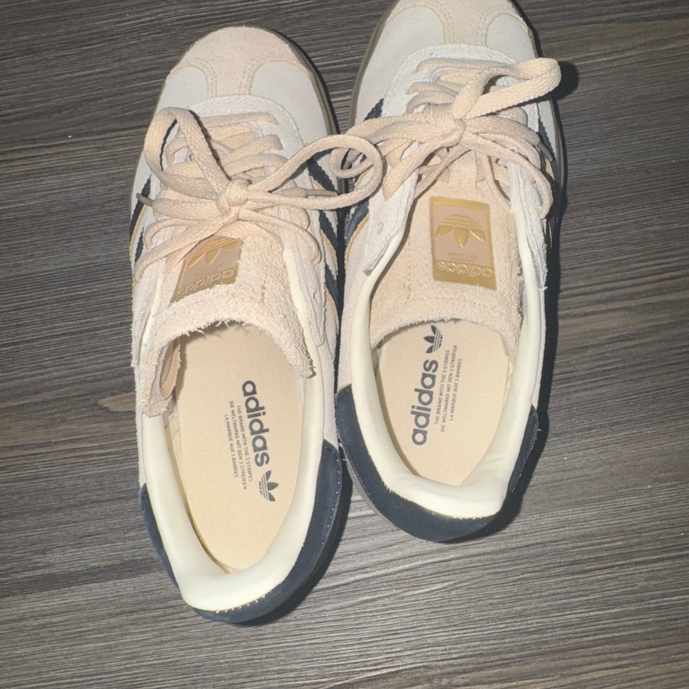 Adidas Gazelle Shoes
Size: 5 / Quantity: 1
Color: Cream White / Core Black / - Picture 3 of 5
